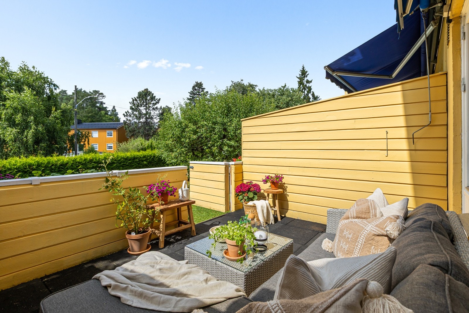 Velkommen til Arnebråtveien 55, et lyst, pent og velholdt rekkehus over tre plan. Nydelig sydvestvendt veranda på ca 10,6 kvm utenfor stuen med trapp til hageidyll. Galleribilde