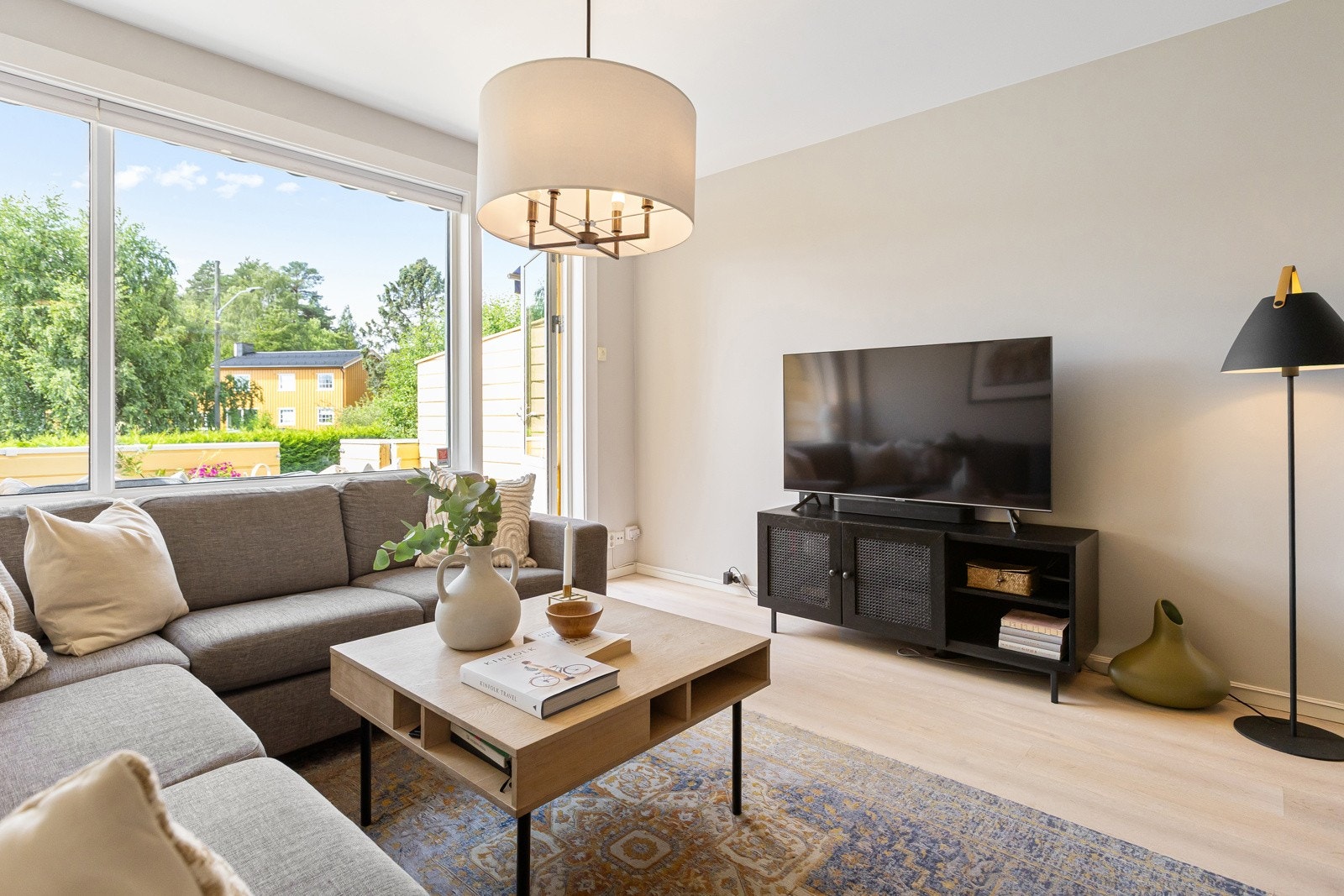Boligen holder en gjennomført, moderne stil med lyse, luftige rom og familievennlig planløsning. Galleribilde