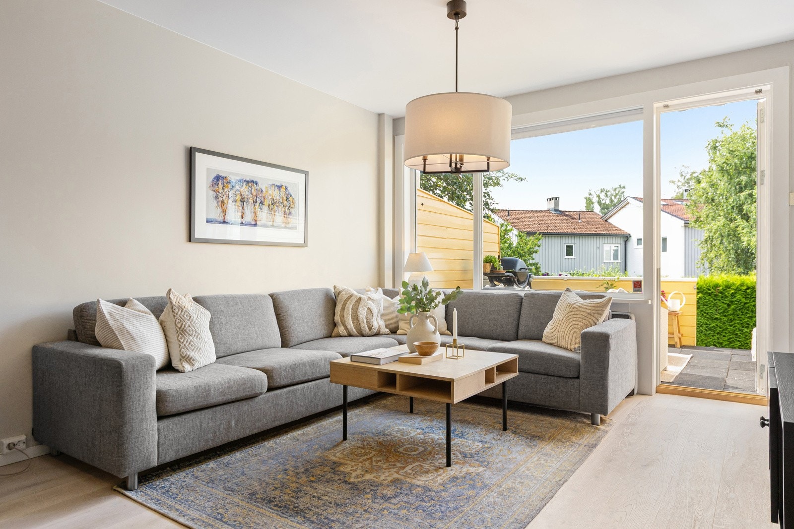 Stuen er lys og luftig, et sosialt og romslig rom med god møbelplass og pene overflater. Galleribilde
