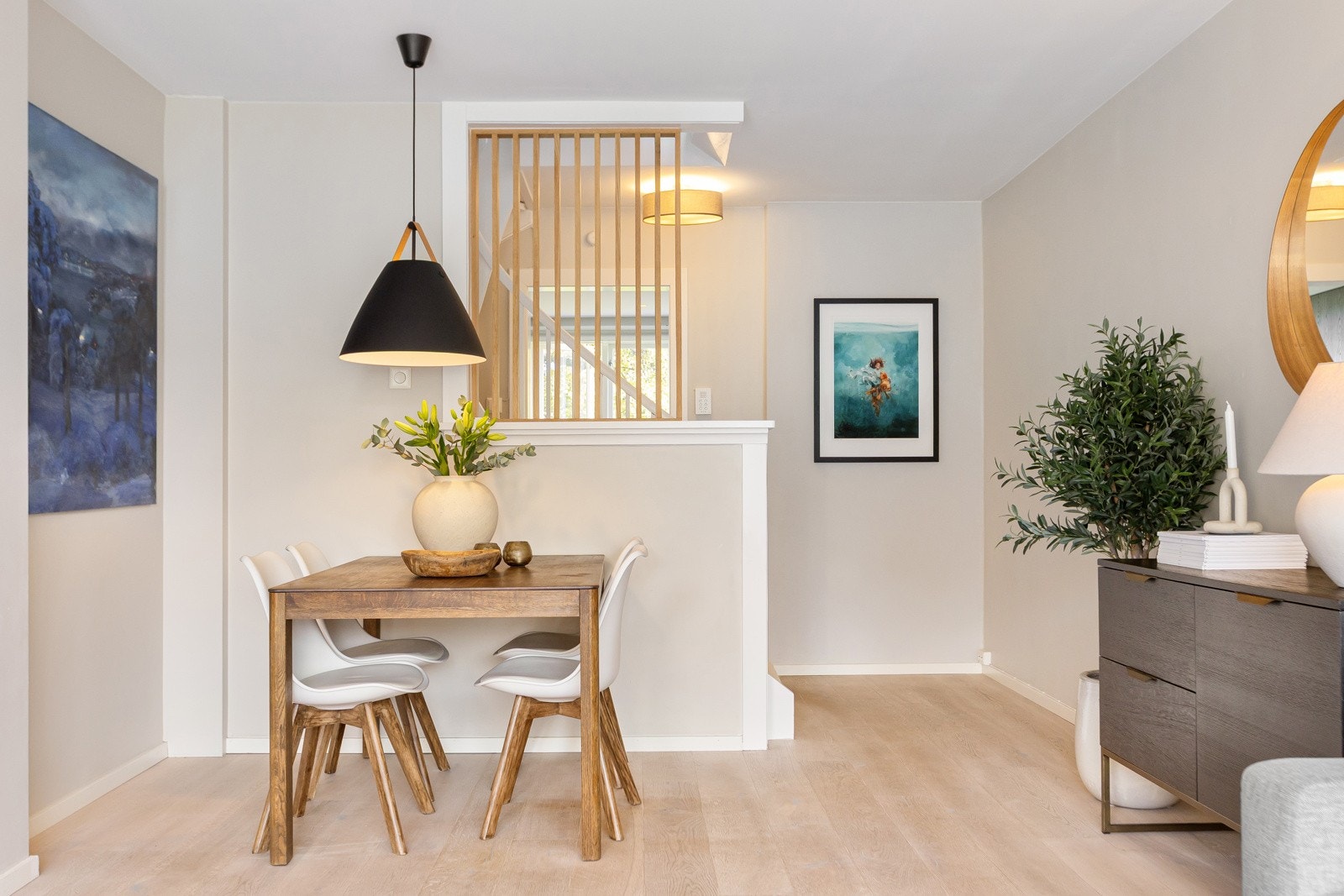 Stuen byr på god møbelplass og har direkte inngang til kjøkkenet på andre siden av trapperommet. Her kan det dekkes til hyggelige måltider med familie og venner. Galleribilde