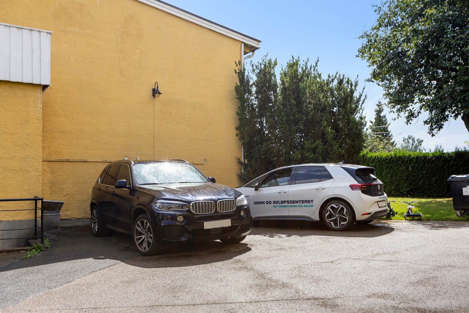 Hver seksjon i sameiet har rett til én parkeringsplass på sameiets fellesareal. Styret fordeler parkeringsplassene, basert på samlet vurdering av hensmessigheter. Utleie av parkering i garasje foretas av styret, og fordeles etter ansiennitet. Galleribilde