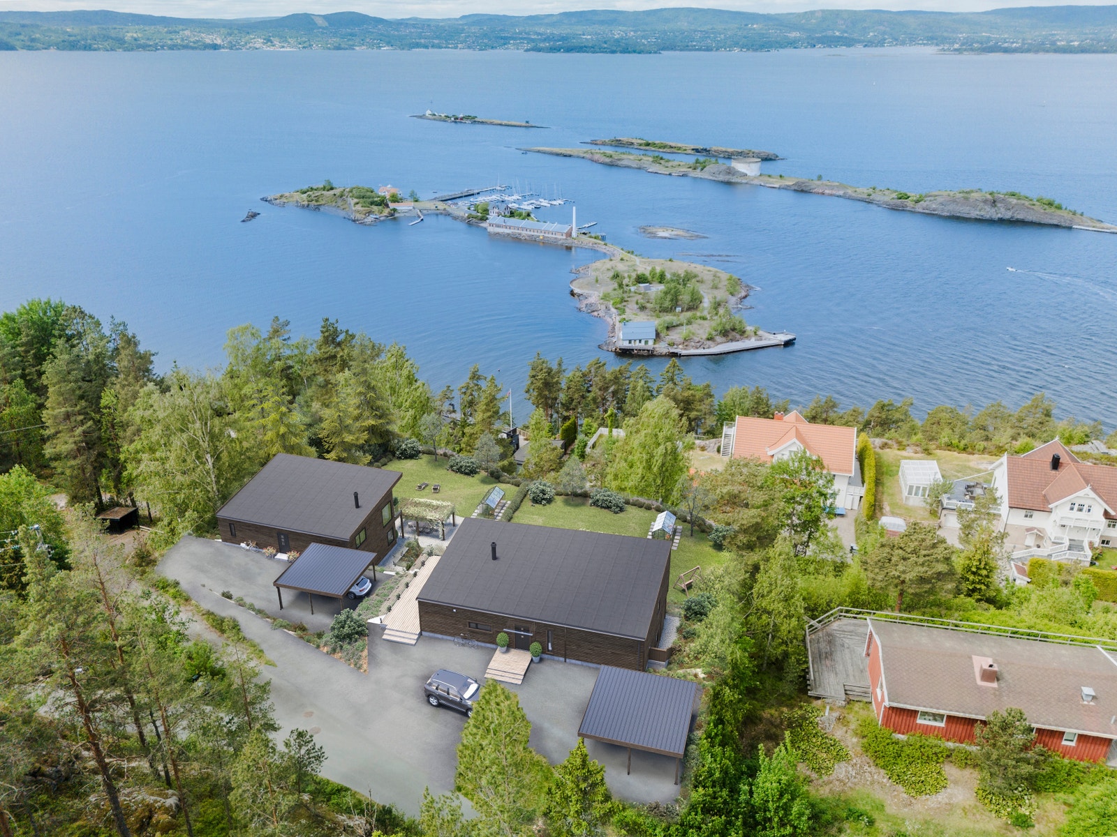 Muligheter for garasje eller carport på 50 kvm.
Ønsker man å endre til saltak, så kan det sendes inn endringssøknad. Galleribilde