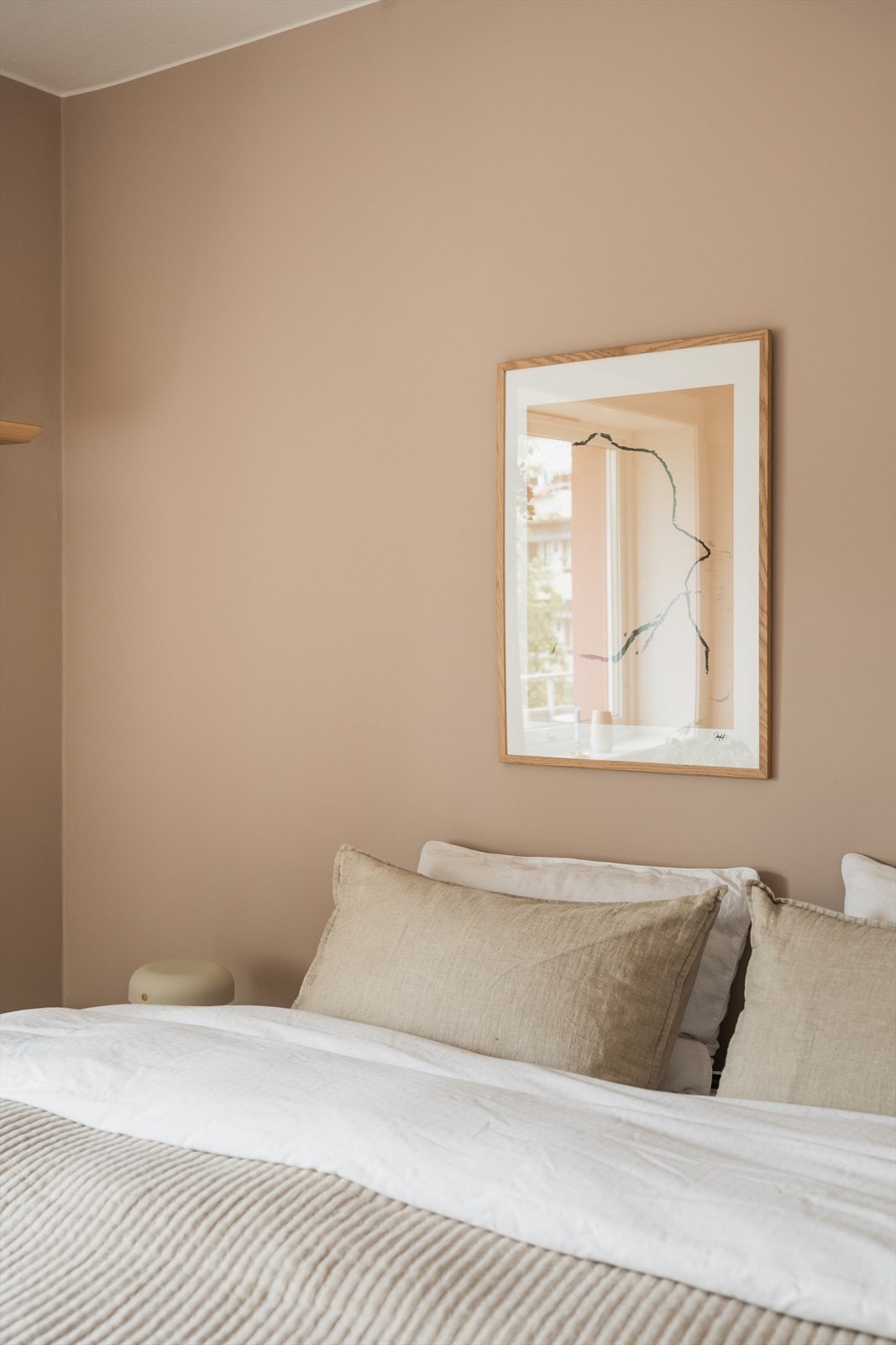 Soverommet er av god størrelse og har plass til dobbeltseng, nattbord og skap/kommode Galleribilde