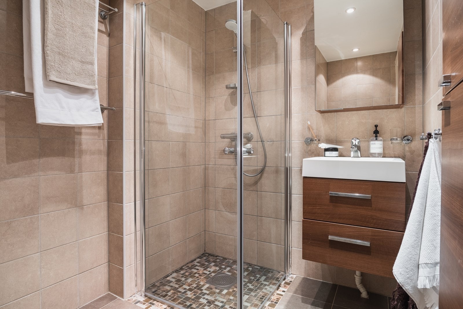 Flislagt baderom fra 2009 med varme i gulv og opplegg for vaskemaskin Galleribilde