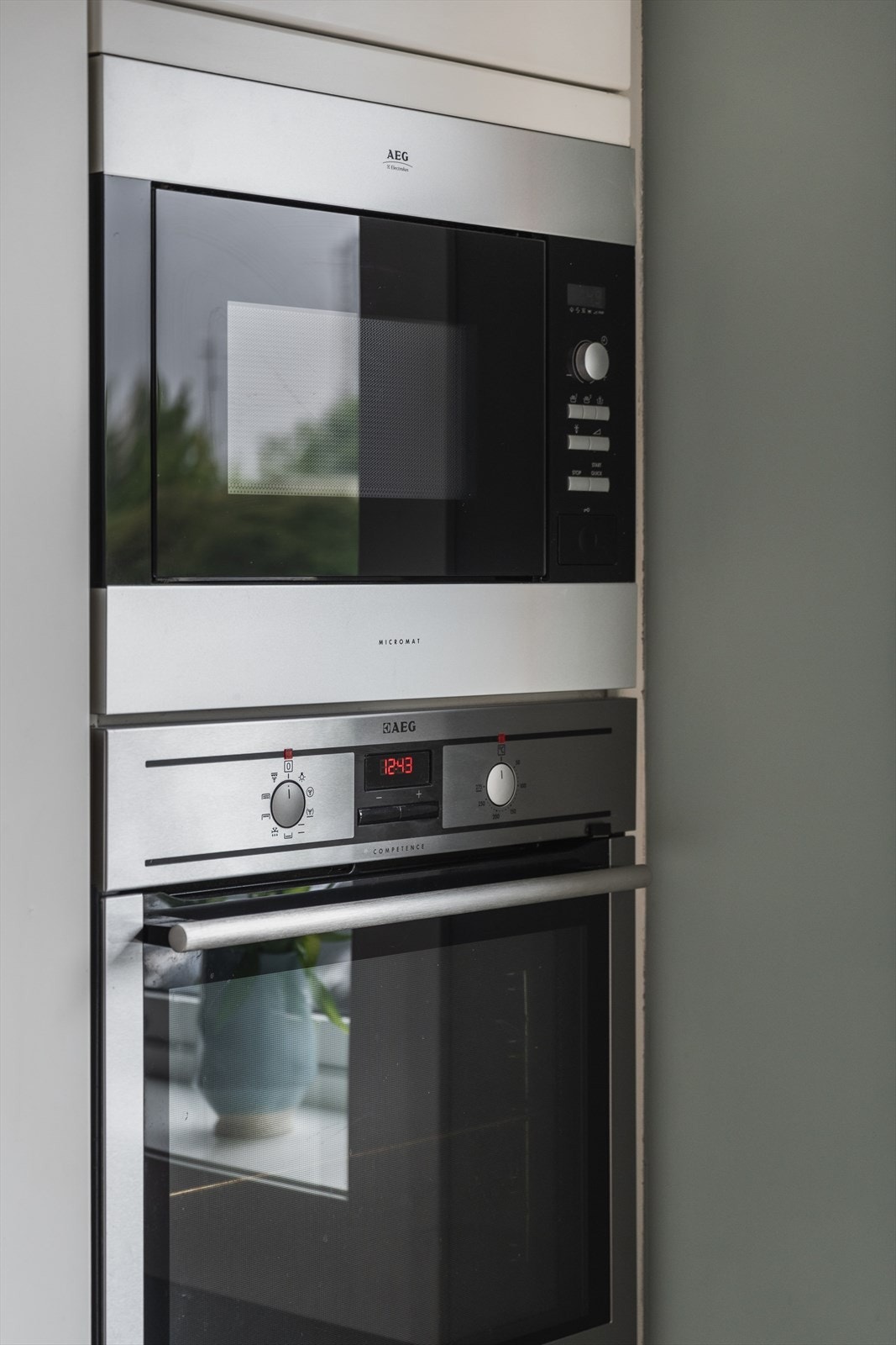 Induksjonstopp, stekeovn, vinskap, mikrobølgeovn og kjøl/frys er integrert i innredningen. Platetoppen ble skiftet for 2 år siden Galleribilde