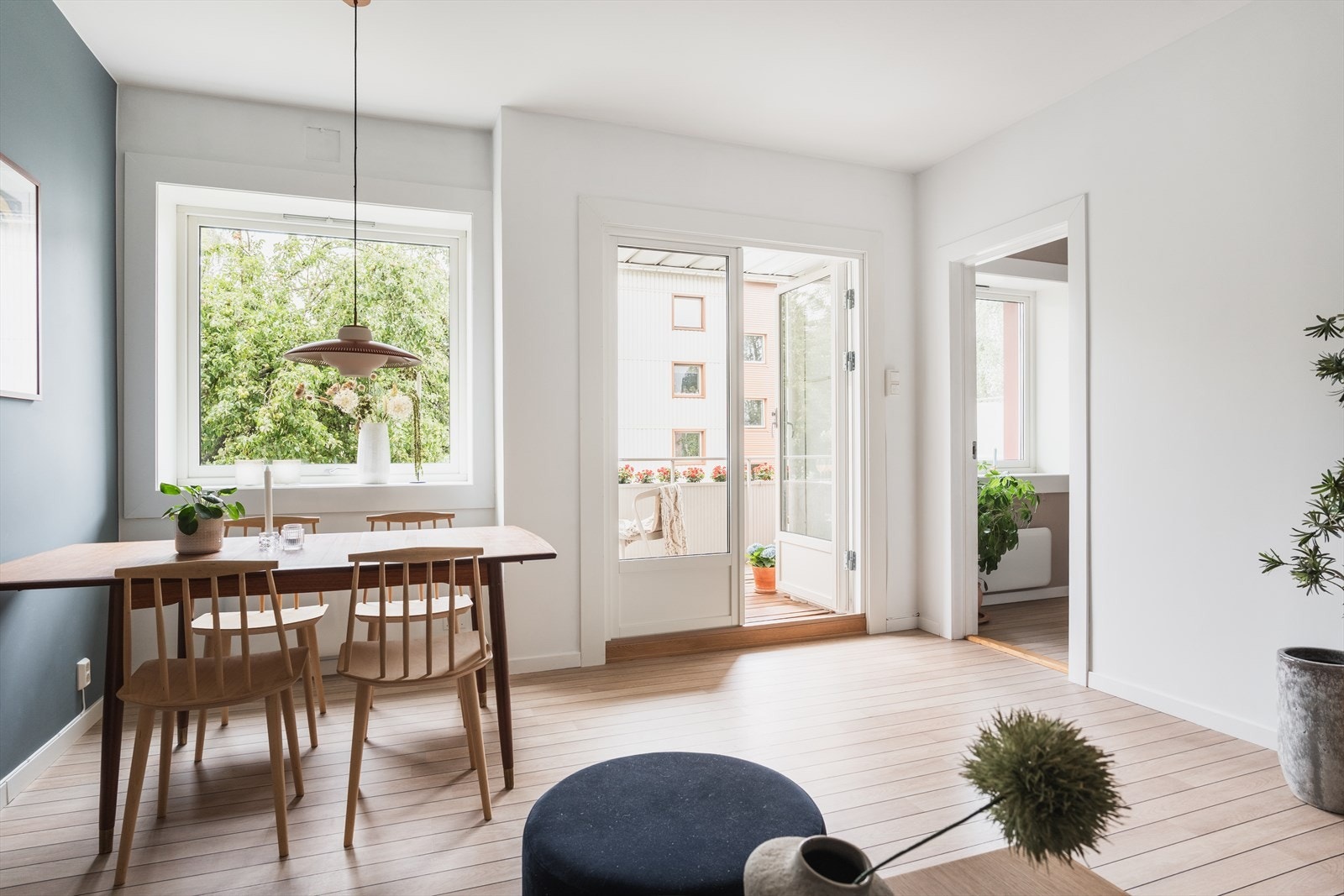 Leiligheten har store og flotte vindusflater som slipper inn godt med lys. Vinduer og balkongdør ble skiftet ut i mars 2020 Galleribilde