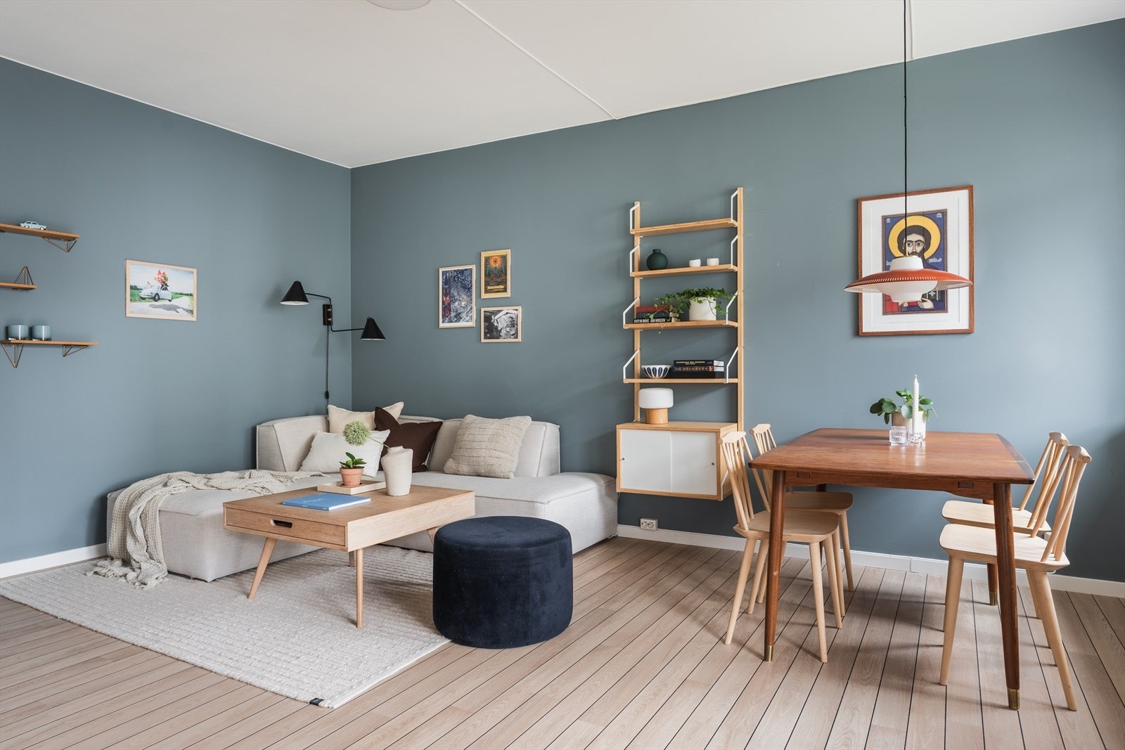 Alle vegger i leiligheten ble helsparklet og malt før innflytting i 2018 Galleribilde