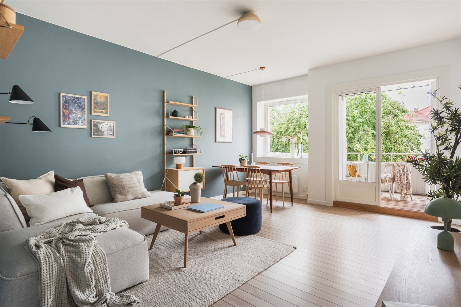 Lys og gjennomgående 3-roms andelsleilighet i høy 1. etasje med balkong Galleribilde