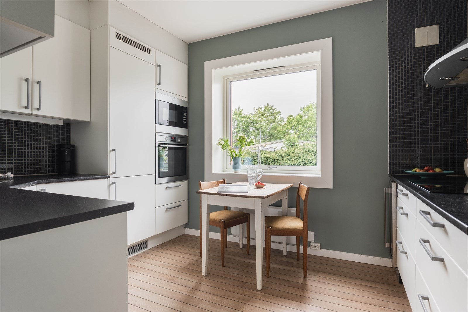 Separat og romslig kjøkken med enkel adkomst fra entrè Galleribilde