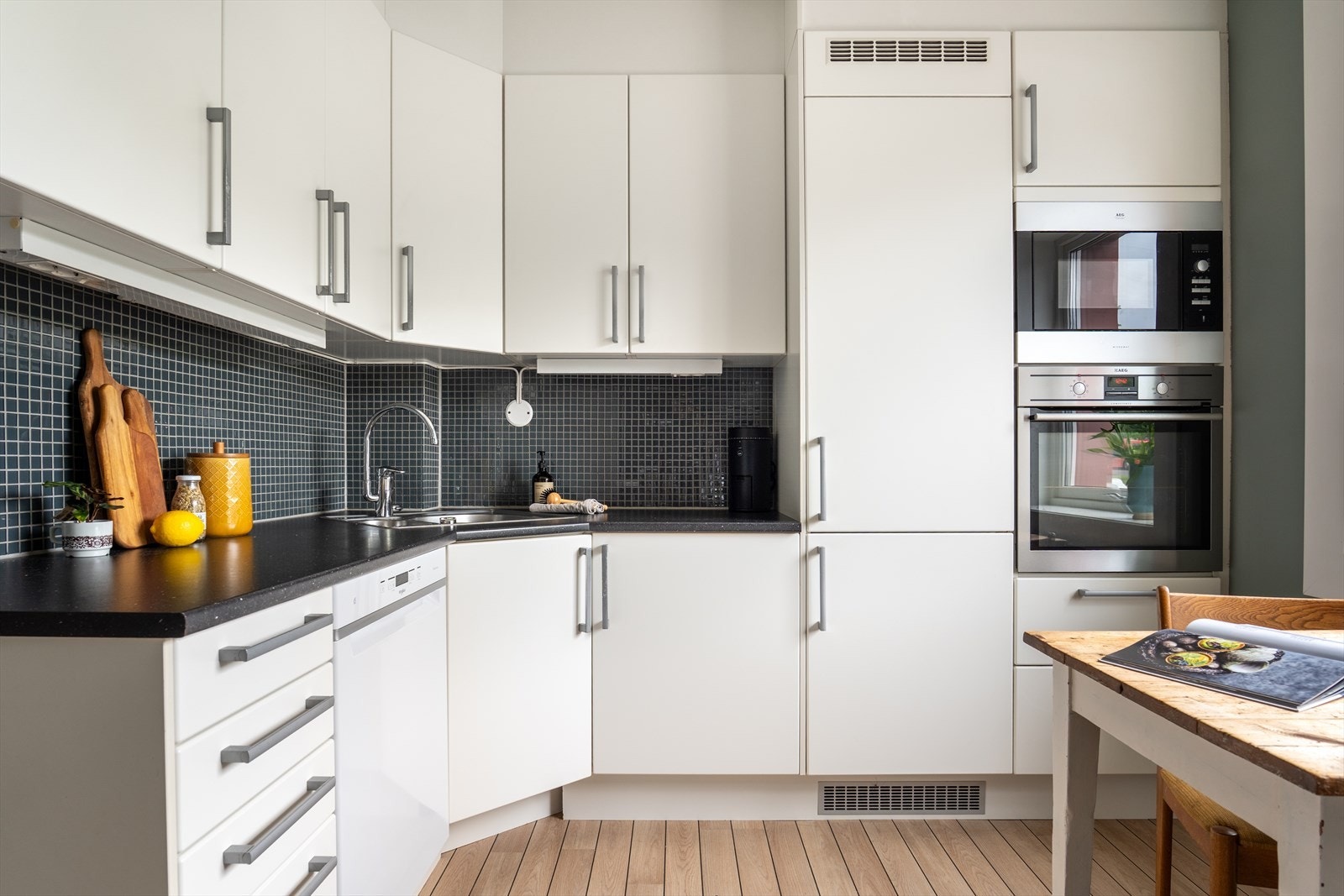 Designa kjøkkeninnredning fra 2009 med god skap- og benkeplass Galleribilde