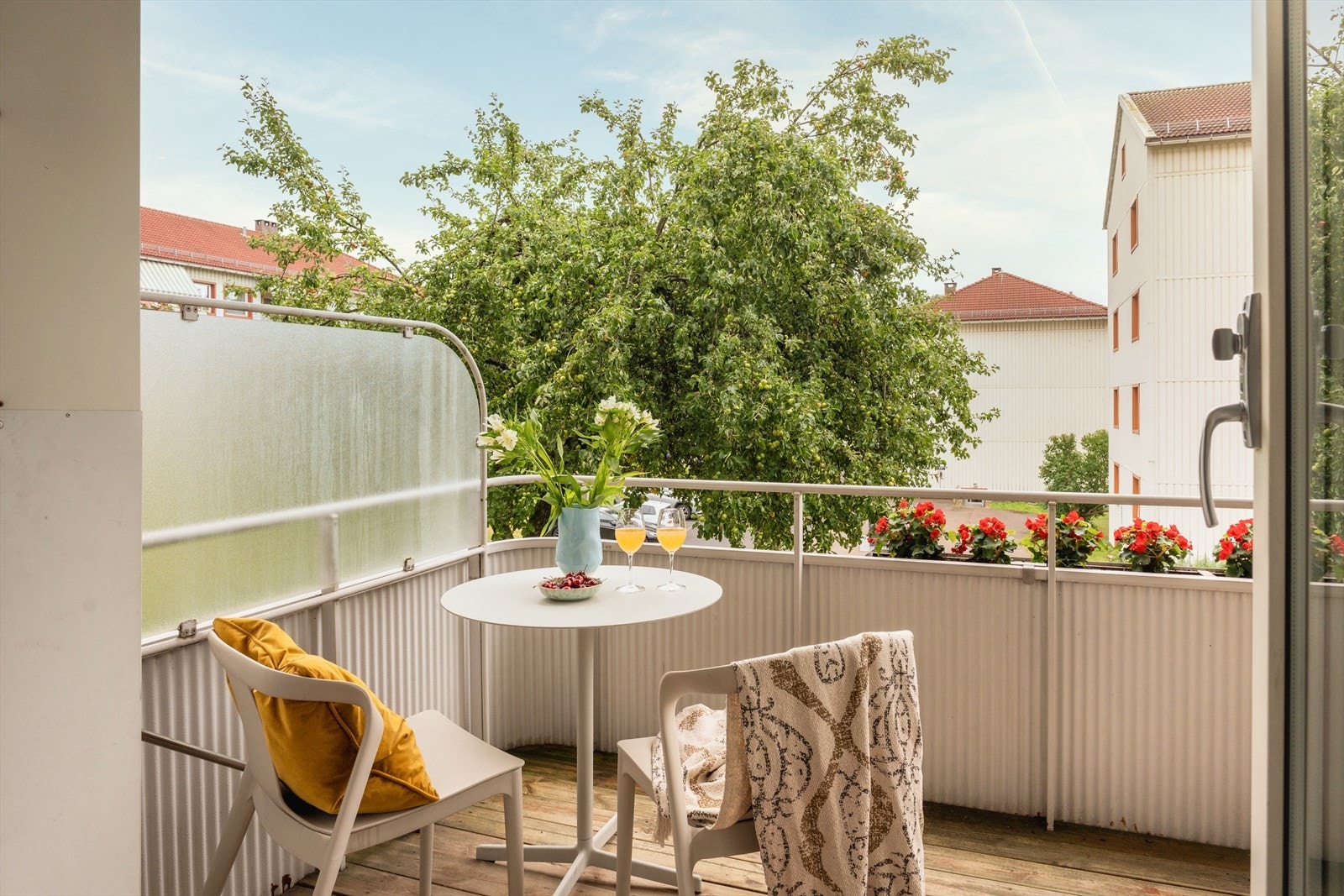 Balkongen er overbygget og blir en fin forlengelse av stuen i sommerhalvåret Galleribilde