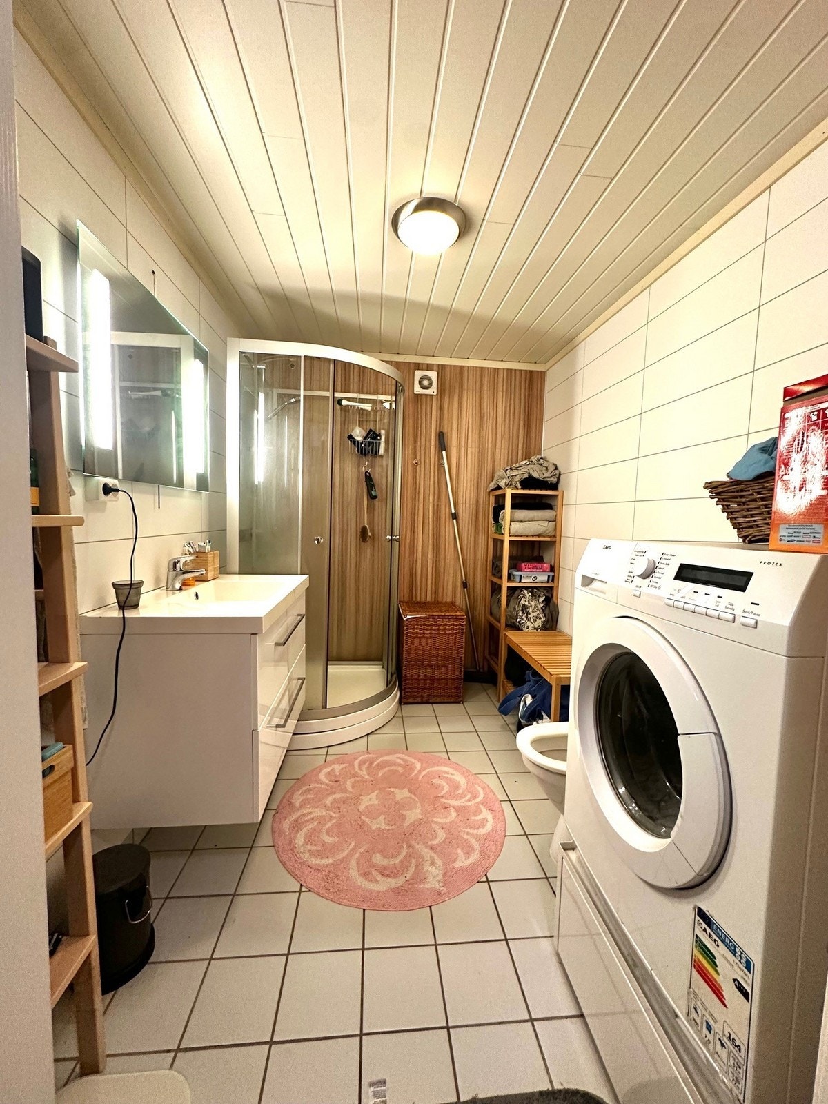 Romslig bad med det man behøver. Her er det også mekanisk avtrekk. Galleribilde