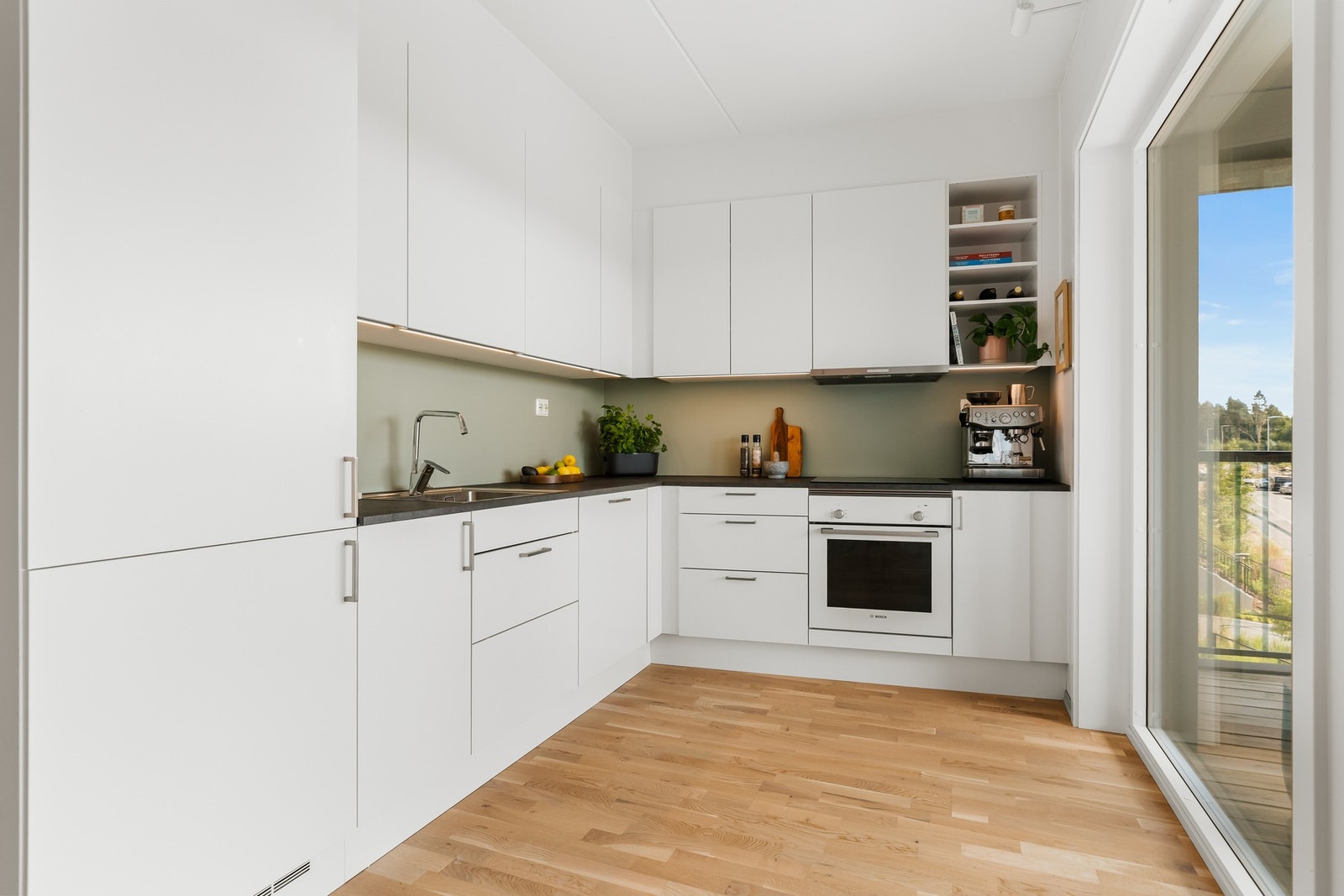 Kjøkken har innredning med glatte fronter. Benkeplate i laminat. Galleribilde