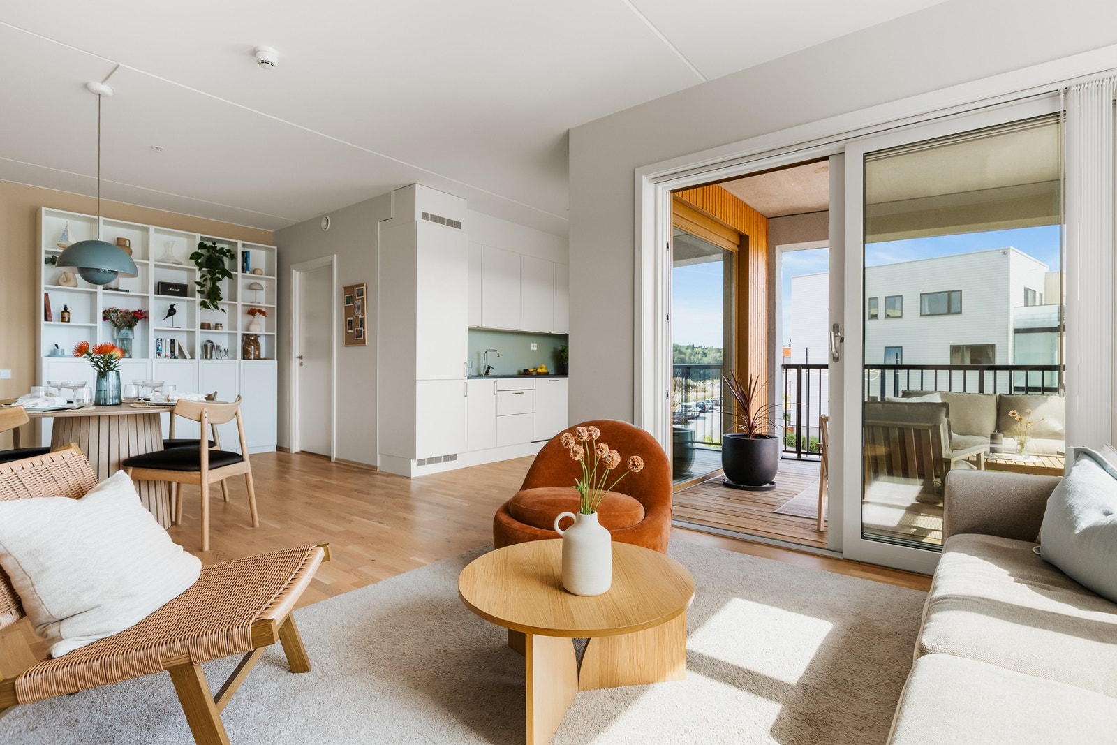 Hvert rom har separat reguleringsmulighet. Varmen leveres fra sentral varmeanlegg eller fjernvarme. Galleribilde