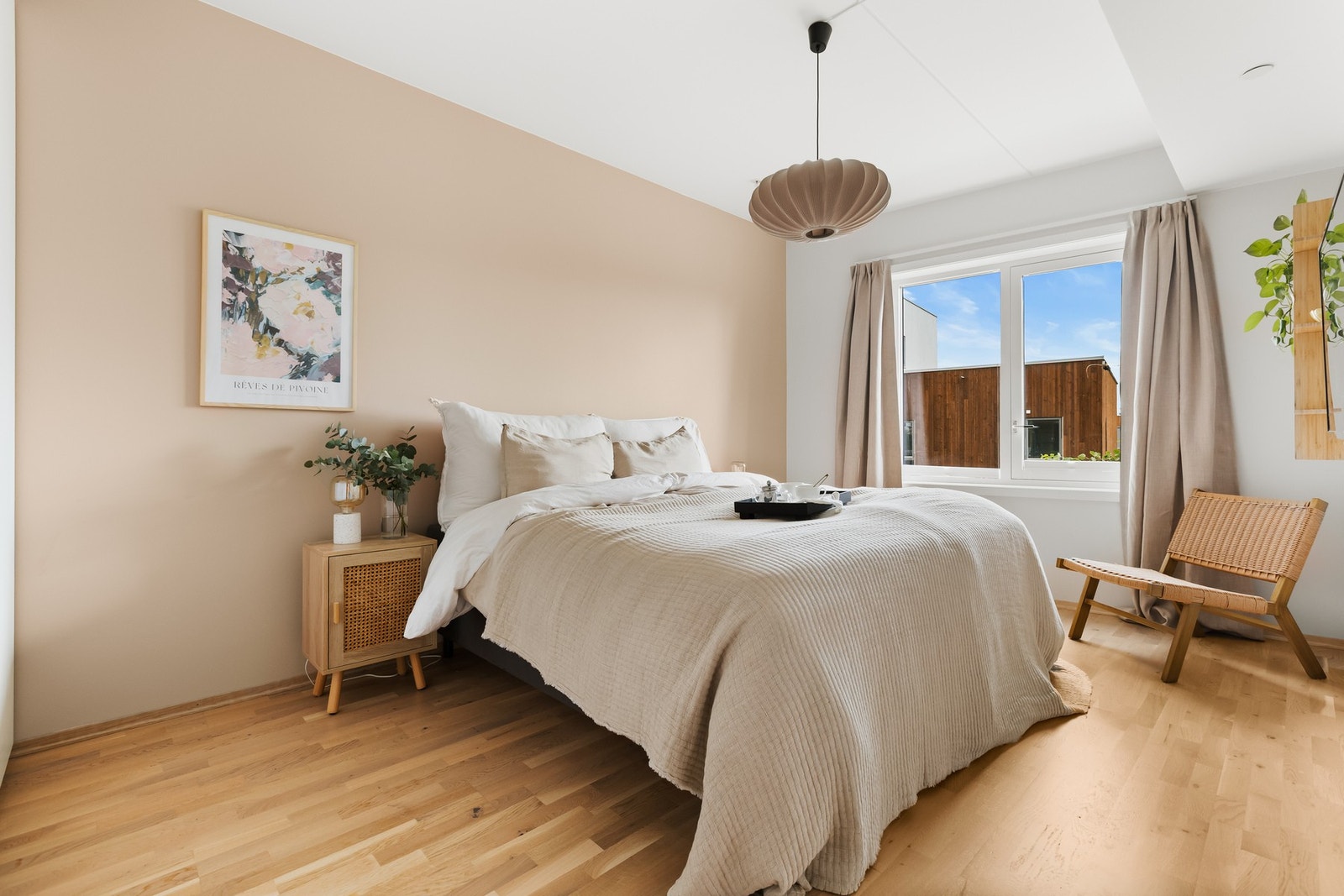 Hovedsoverom har plass til dobbeltseng og garderobe.
Soverommet har også direkte tilgang til eget bad. Galleribilde