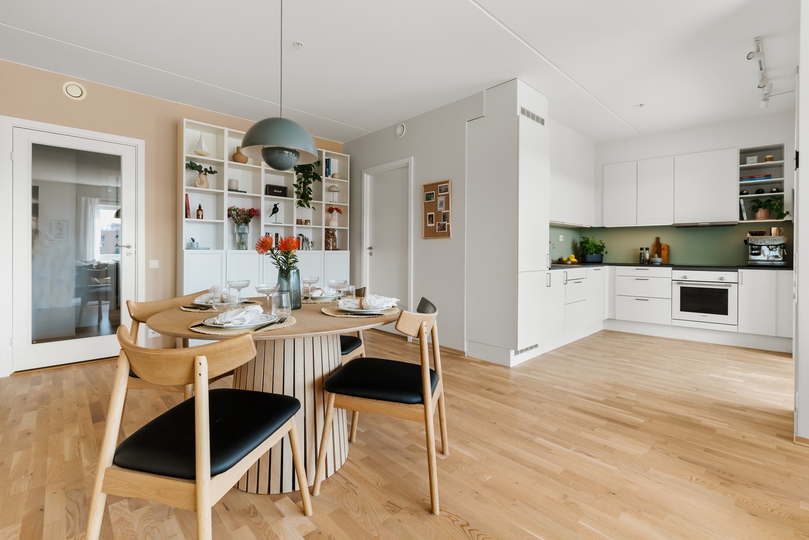 Stue og åpen kjøkken løsning, med naturlig avsatt plass til spisetue. Galleribilde