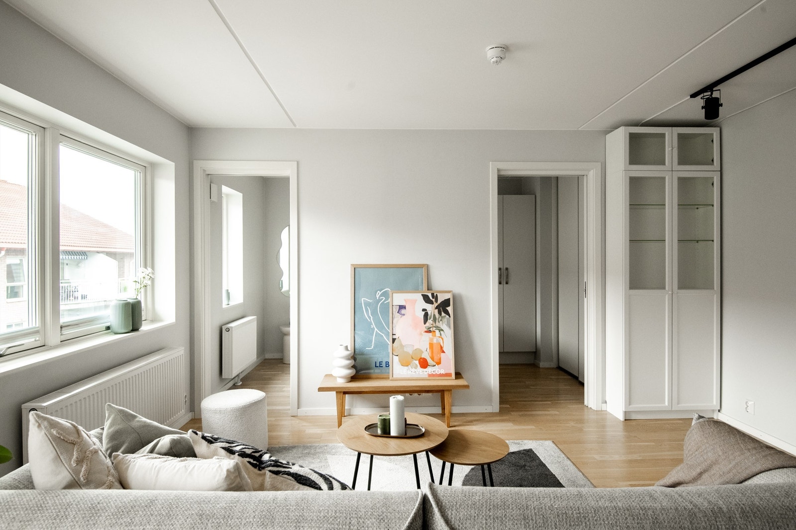 God plass til å sette opp tv med tv-benk mellom dørene inn til soverommet i stuen. Galleribilde