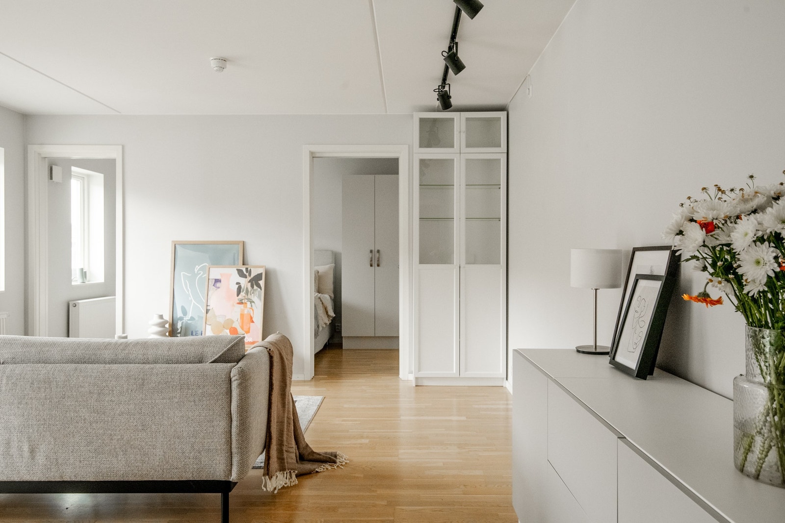 Bilde tatt fra entréen. Luftig og lyst rom å komme inn til. Galleribilde