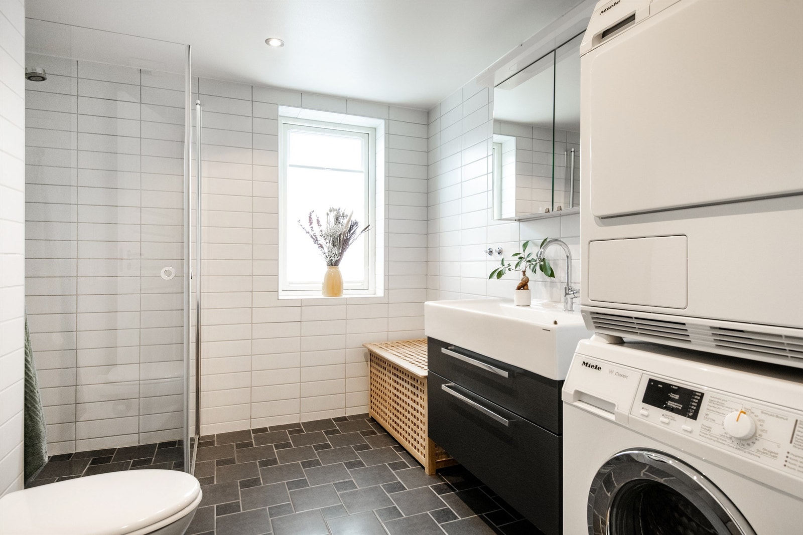 Opplegg for både vaskemaskin og tørketrommel på badet. Galleribilde