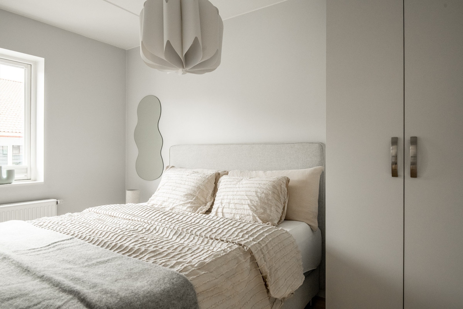 Frittstående garderobeskap medfølger. Galleribilde