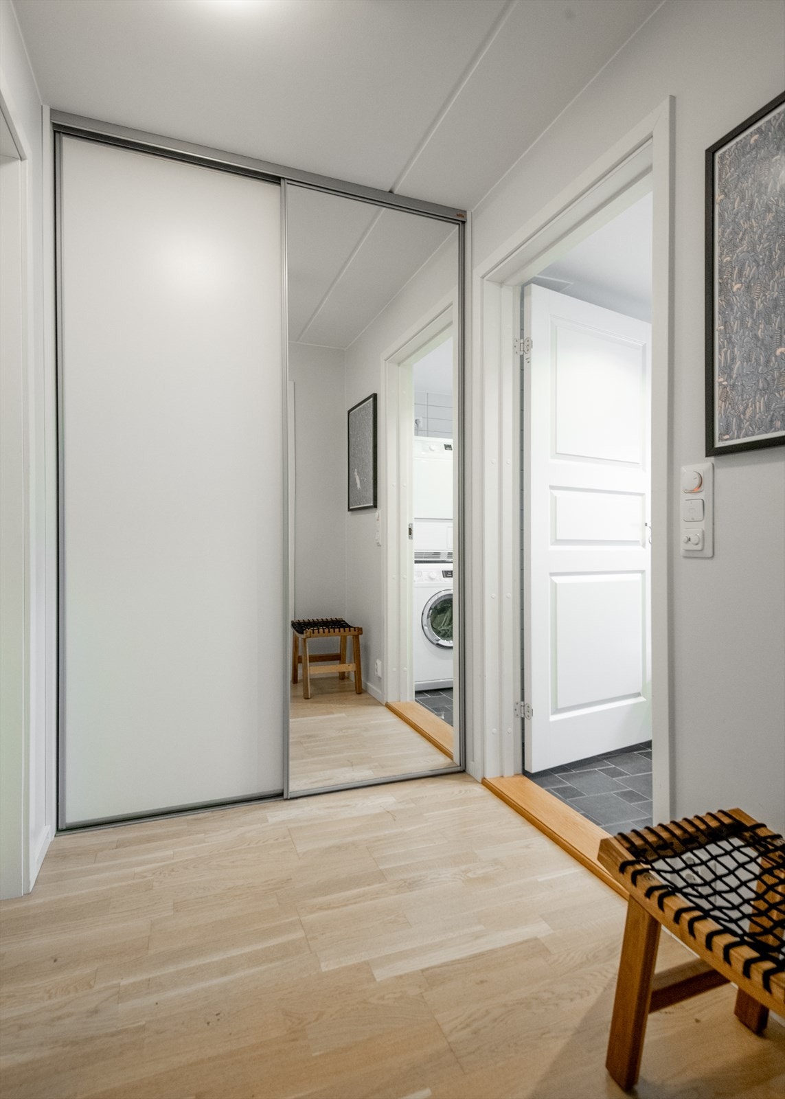 Entré med callinganlegg med kamera. Stort garderobeskap med skyvedører. Galleribilde