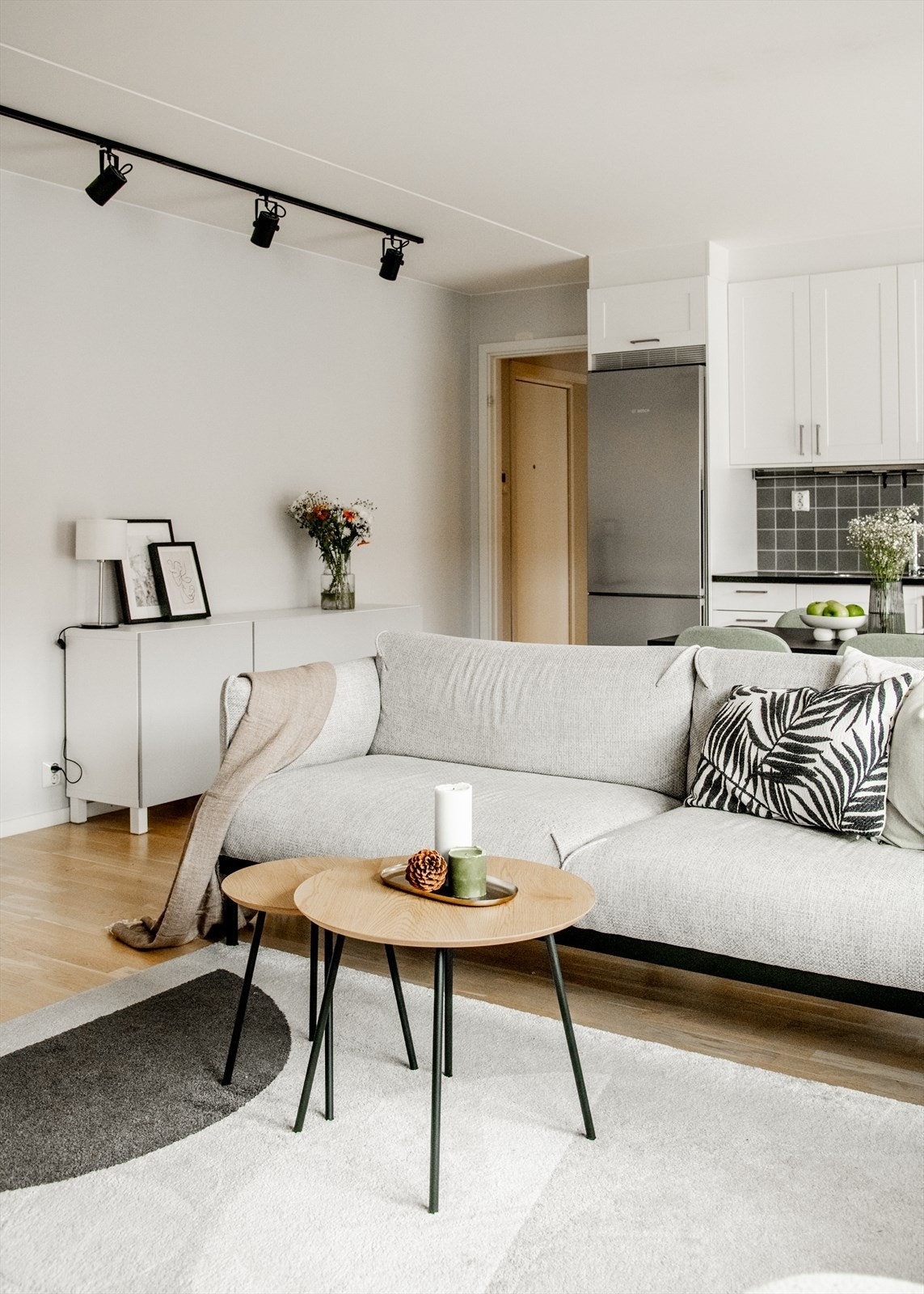 Stue med åpen kjøkkenløsning. Galleribilde