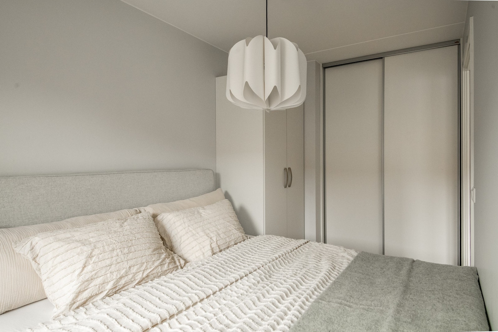 Skyvedørsgarderobe plassert på soverommet som gir gode muligheter for oppbevaring av støvsuger etc. Galleribilde