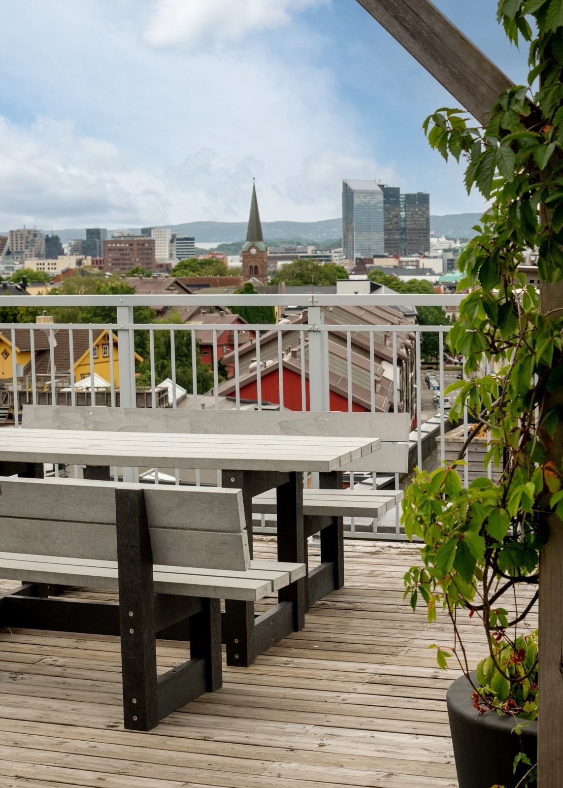 Utsikt over Oslos tak på den takterrassen. Galleribilde