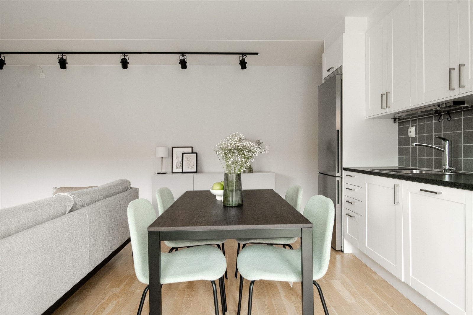 Spisebord plassert mellom kjøkken og stuen. Galleribilde