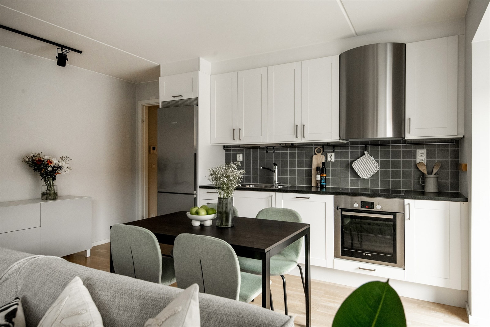 Plass til å sette opp spisebord mellom kjøkken og stue for å skape to soner. Galleribilde