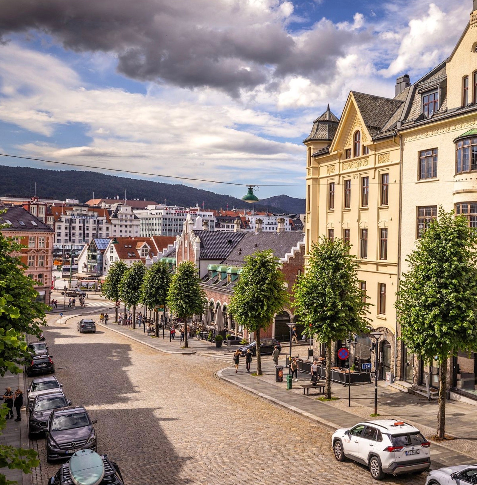Se ut av vinduet eller gå ut på gaten for å føle på det myldrende bylivet Galleribilde