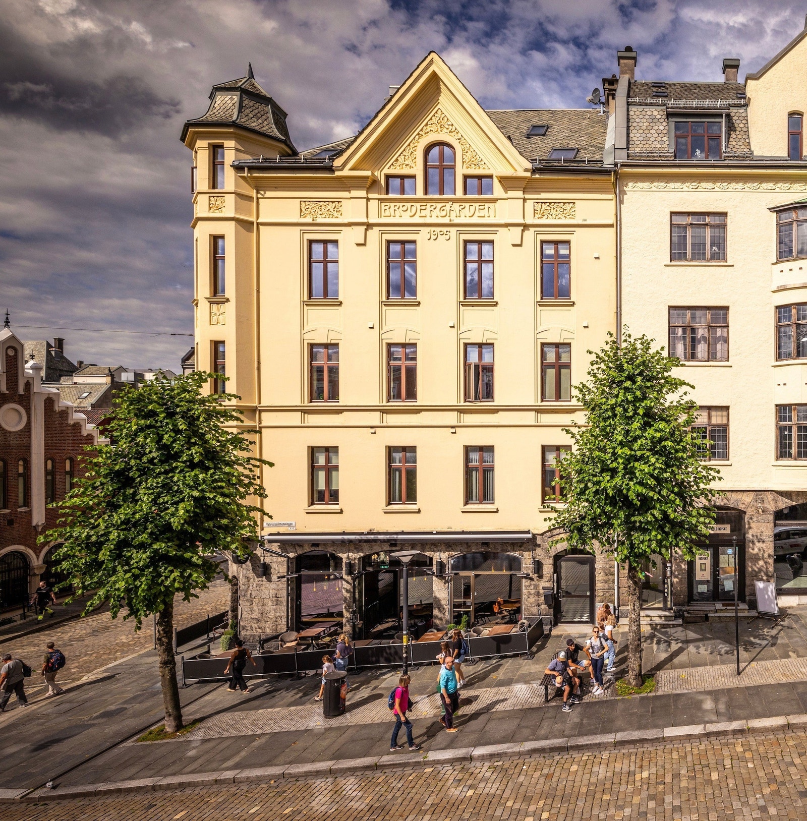 Representativt fasade og inngangsparti Galleribilde