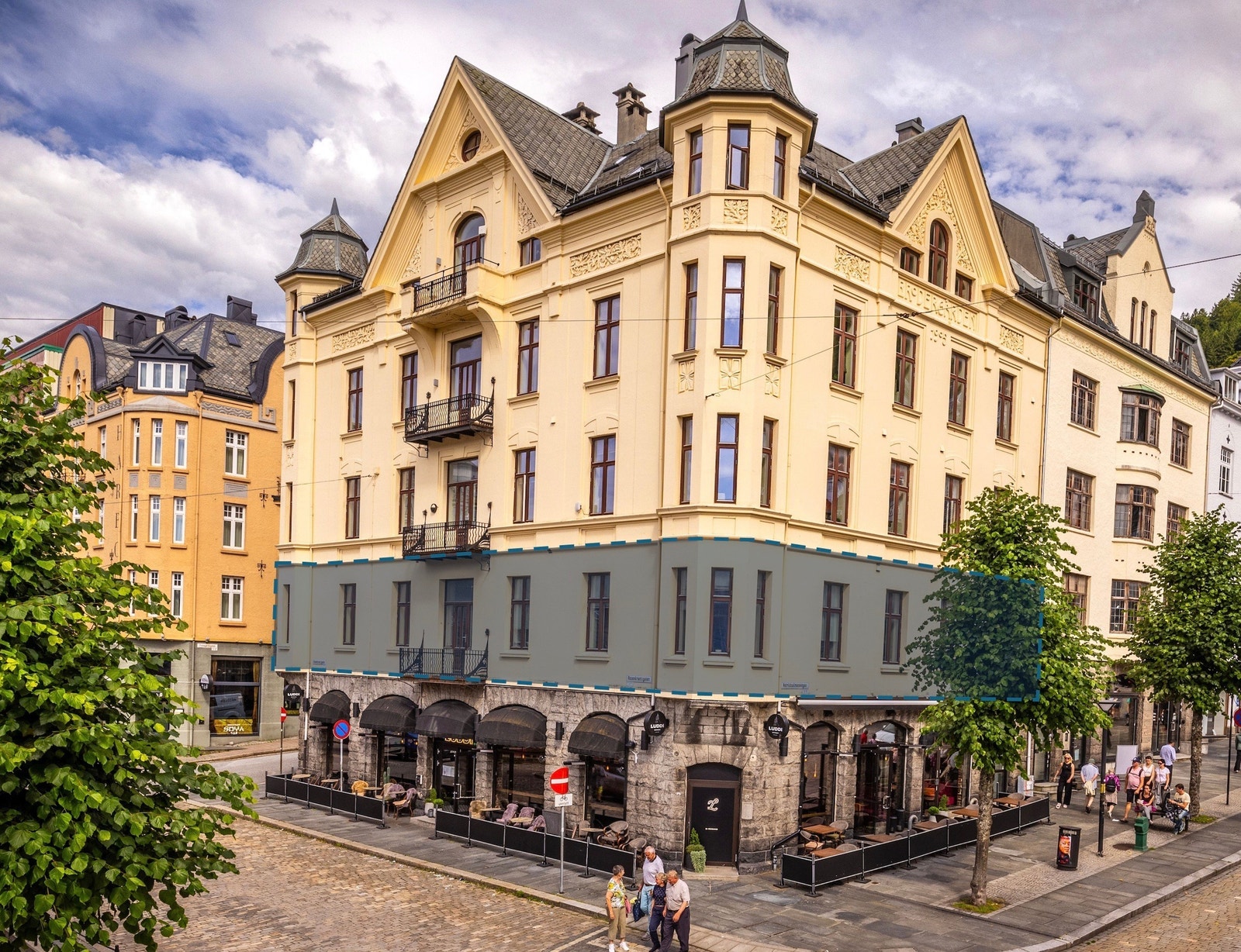 Kontorlokalet går over hele 2. etasje med mye naturlig lys og god takhøyde Galleribilde