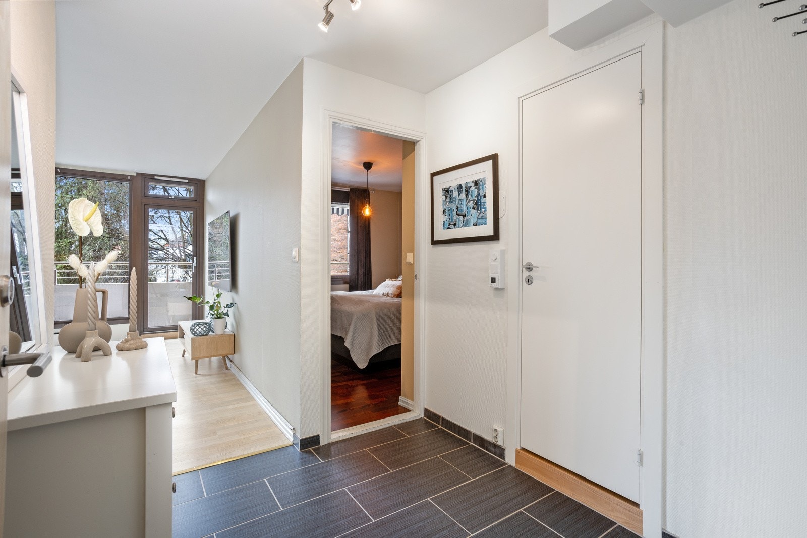 Fra entre kommer man til både baderom og soverom. Galleribilde
