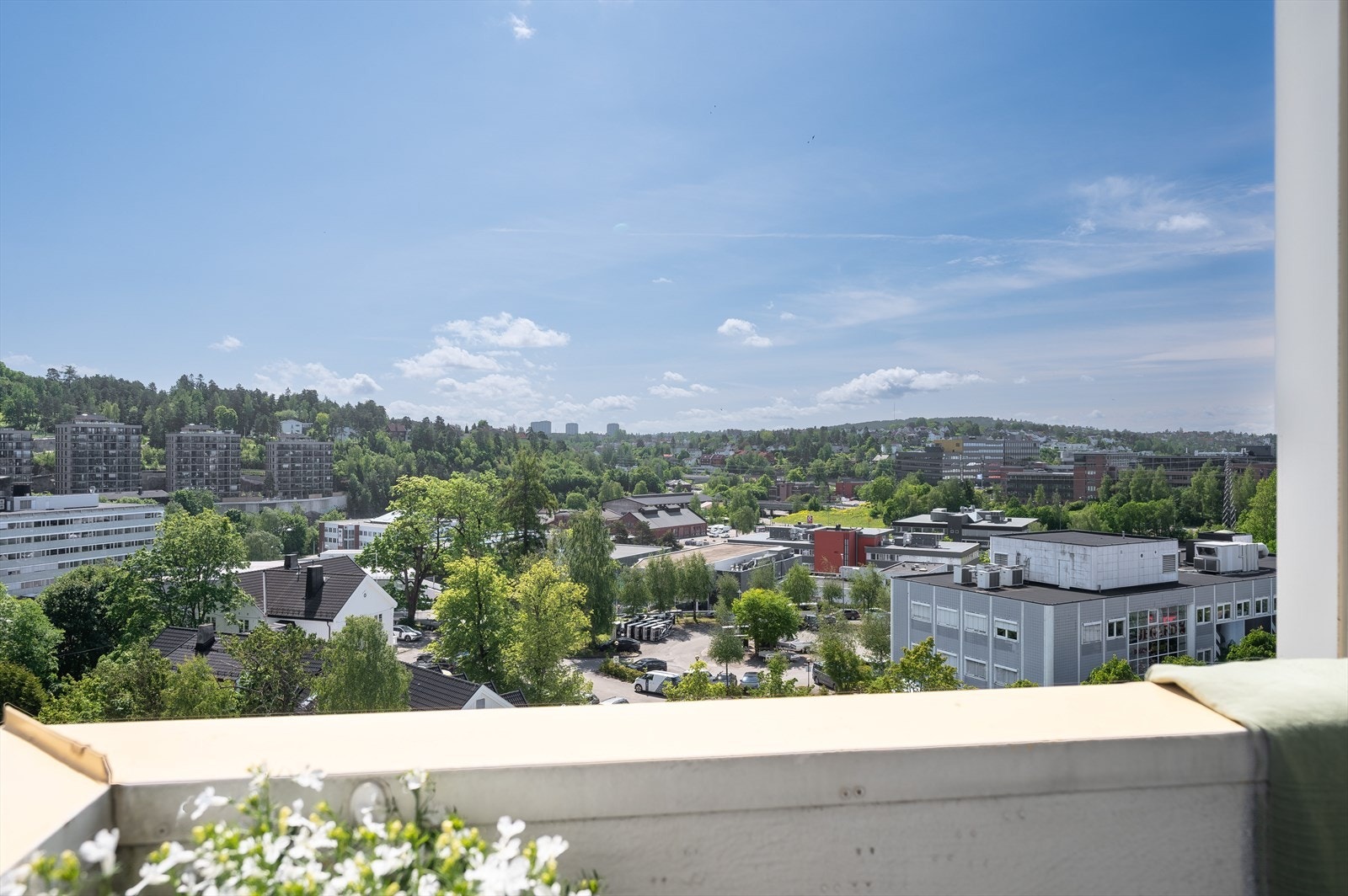 Nyt morgenkaffen på balkongen med sol fra morgen til ca. 16 på sommeren. Galleribilde