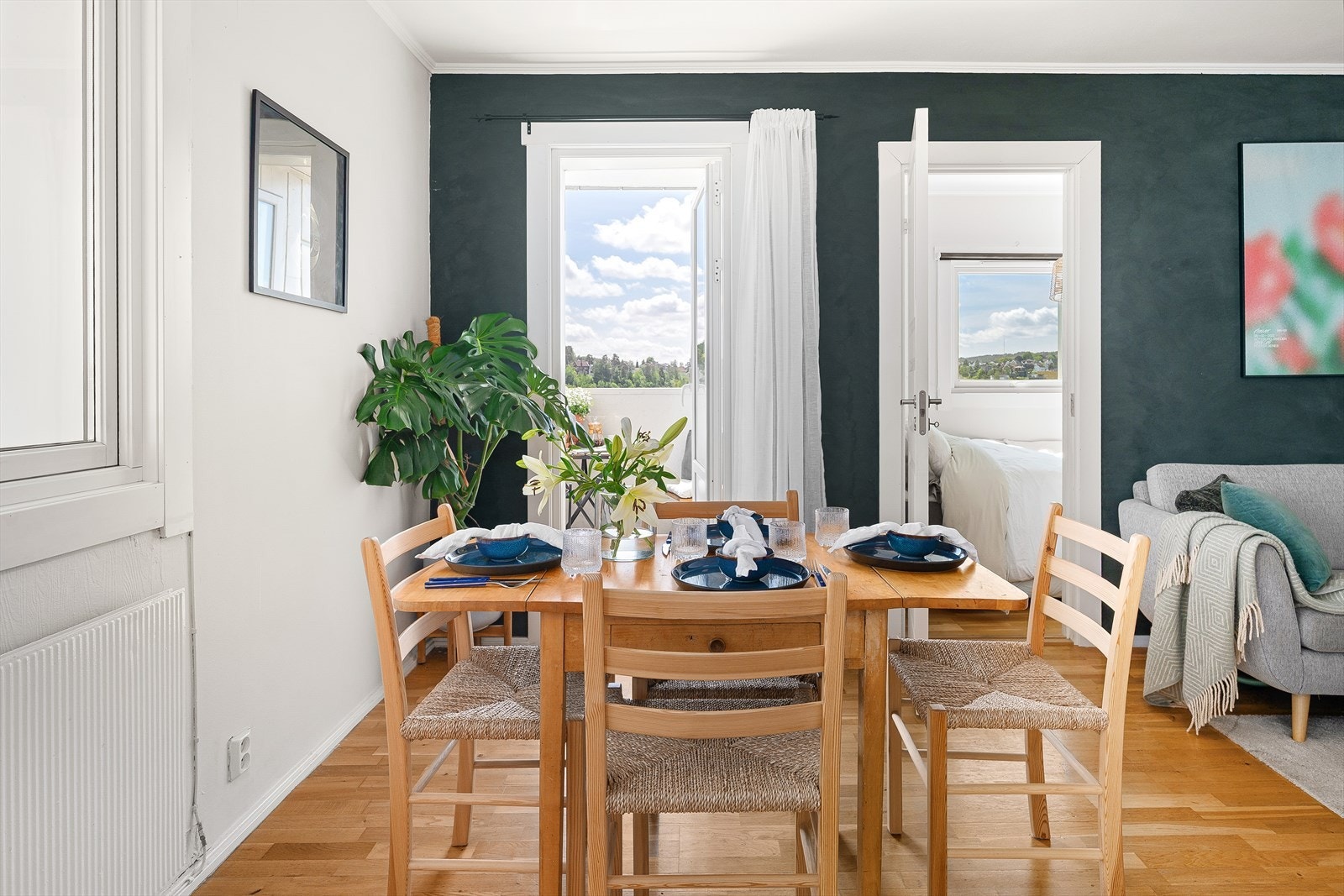 Den åpne løsningen gir rommet en luftig og sosial stemning, perfekt for både måltider og avslapning. Galleribilde