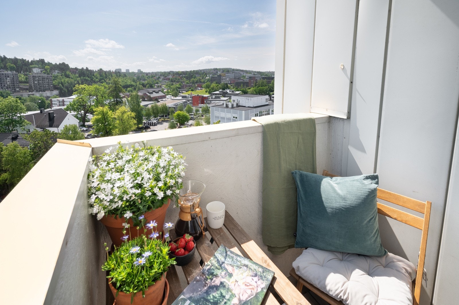 Det er plass til en hyggelig liten sittegruppe og beplantning. Galleribilde