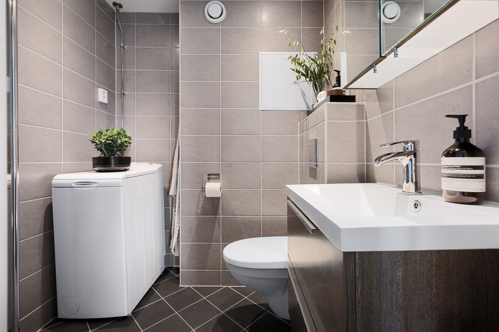 Baderom med varmekabler og opplegg for vaskemaskin tatt i regi av borettslaget i 2018. Galleribilde