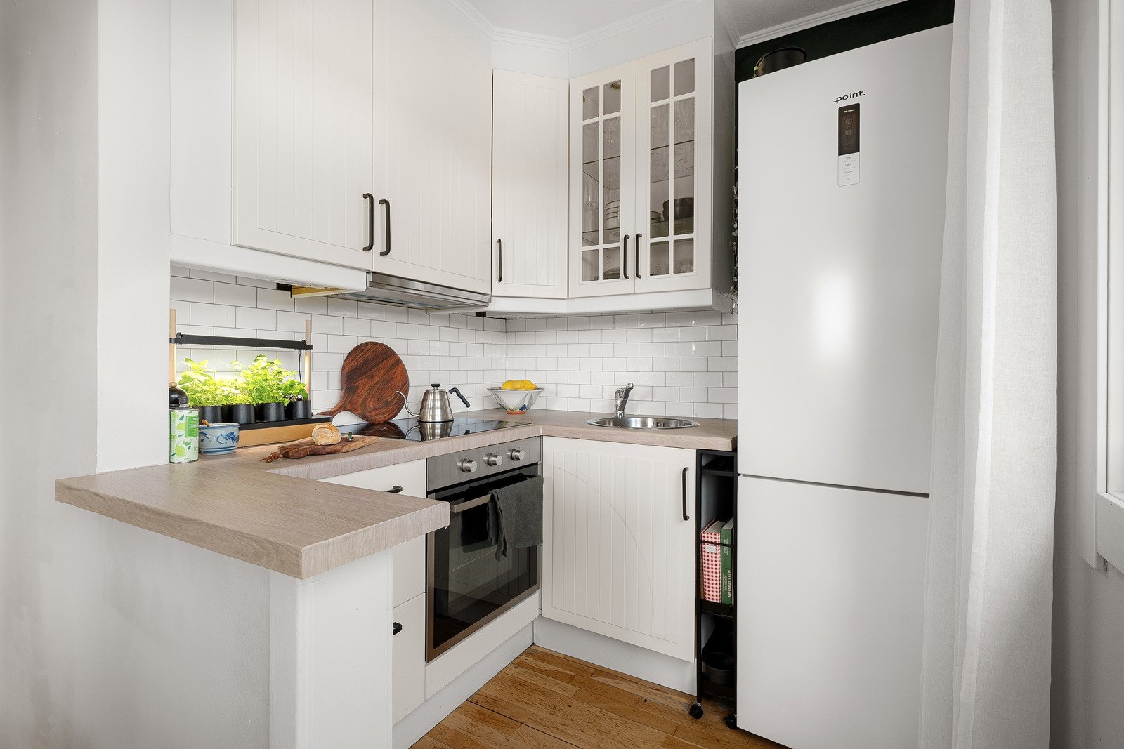 Det er godt med skap- og benkeplass på kjøkkenet. Galleribilde