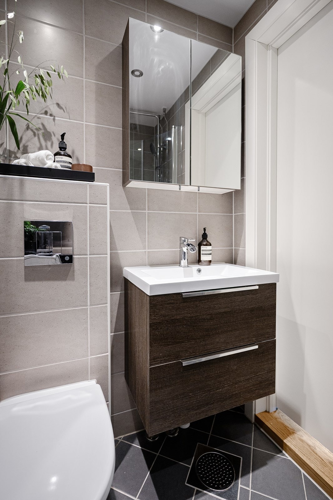 Delikate fargevalg og speilskap for ekstra lagring. Galleribilde