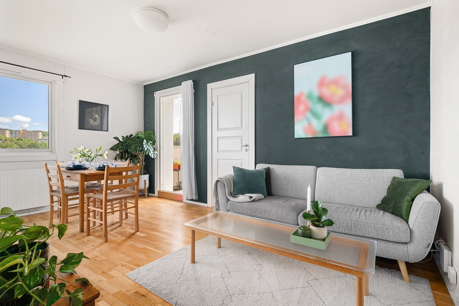 Boligen ligger høytliggende i 9. etasje med heis og fantastisk utsyn mot frodige arealer. Galleribilde