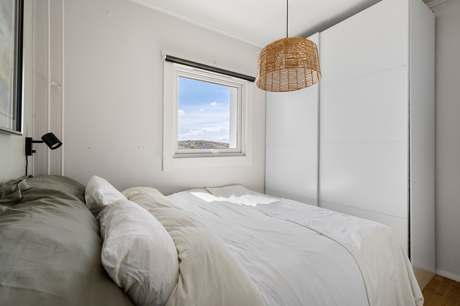 Boligen har et eget soverom med plass til en seng og gode garderobeløsninger. Galleribilde