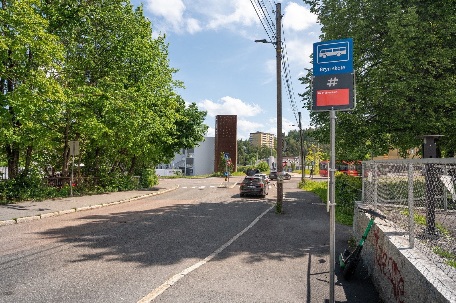 Umiddelbar nærhet til flere busstopp som tar deg til T-bane og Oslo sentrum. Galleribilde