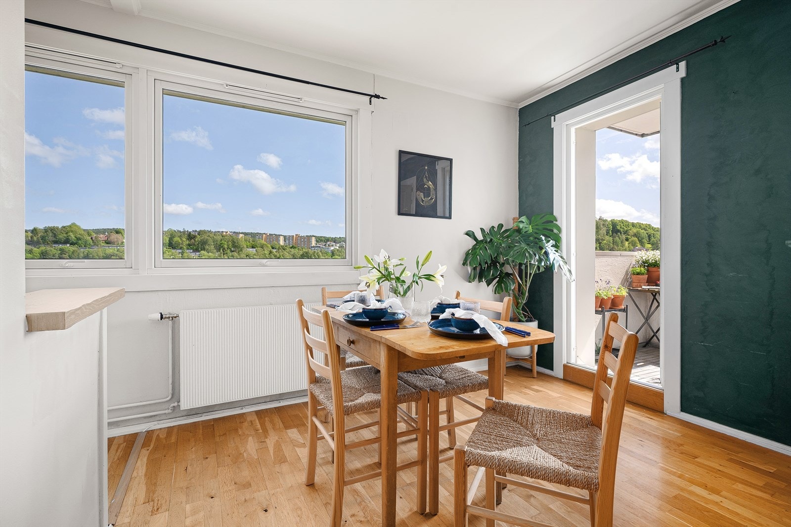 Store vindusflater som slipper inn rikelig med naturlig lys, i kombinasjon med en god planløsning som skaper en luftig atmosfære. Galleribilde