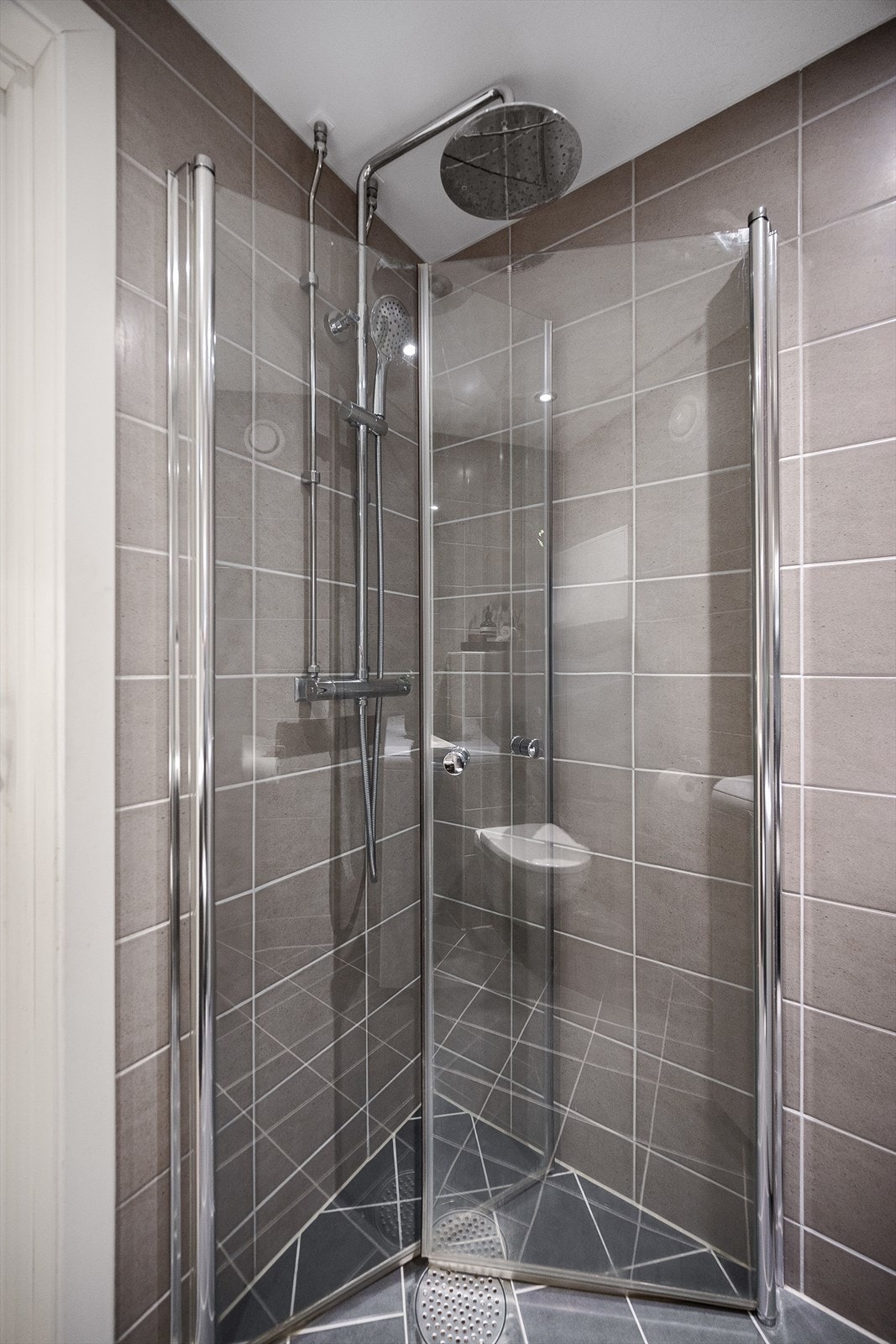 Dusj med svingdører og regnfallsdusj. Galleribilde