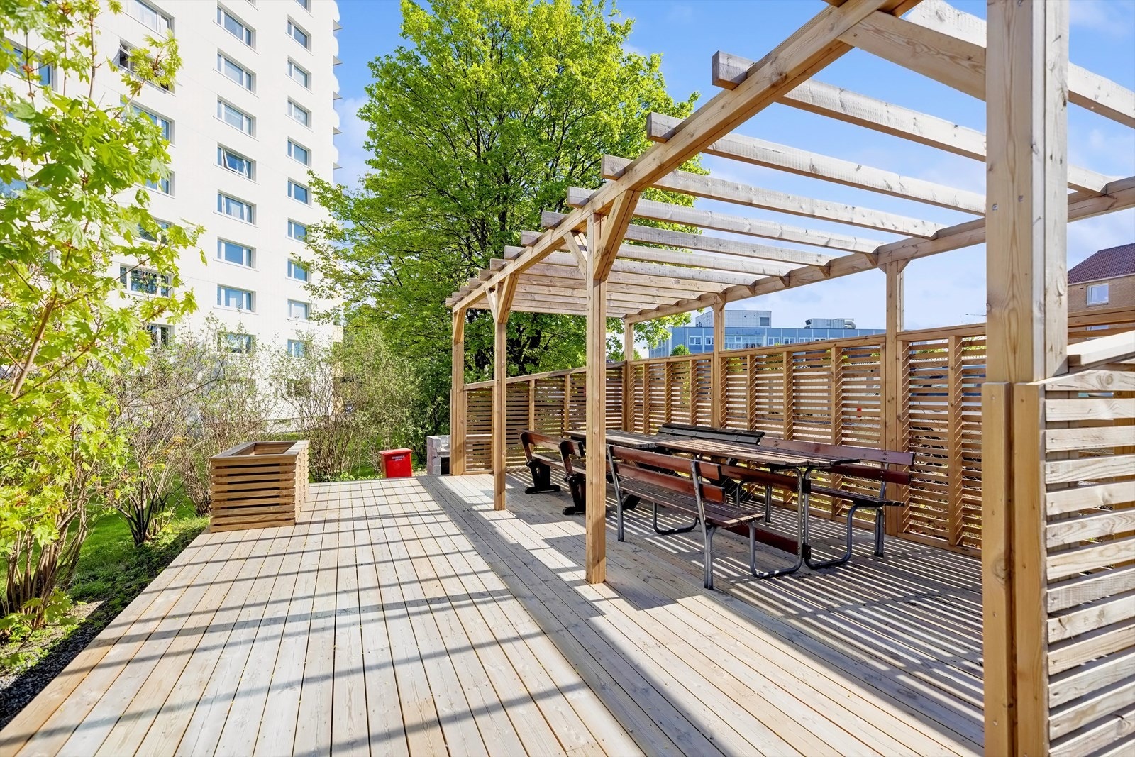 Borettslaget har et flott fellesareal med sittegrupper, platting og grill! Galleribilde