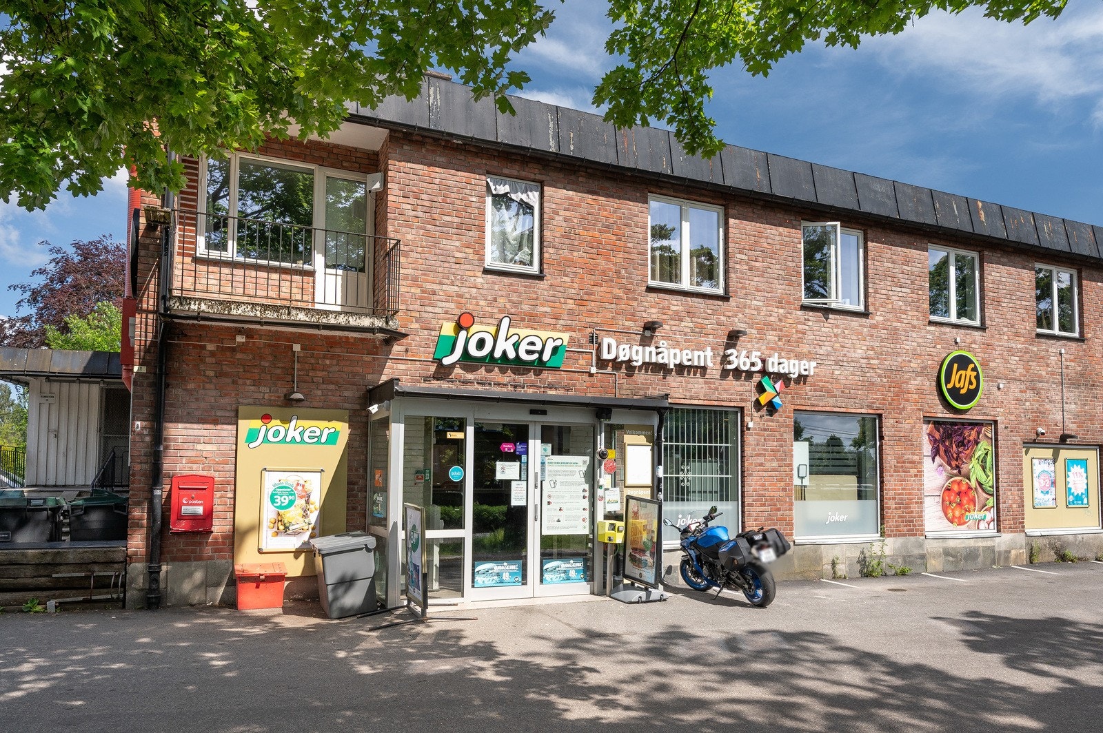 Joker ligger kun 2 minutters gange fra boligen og er døgnåpen, i tillegg har du også REMA 1000 2 minutters gange unna boligen. Galleribilde