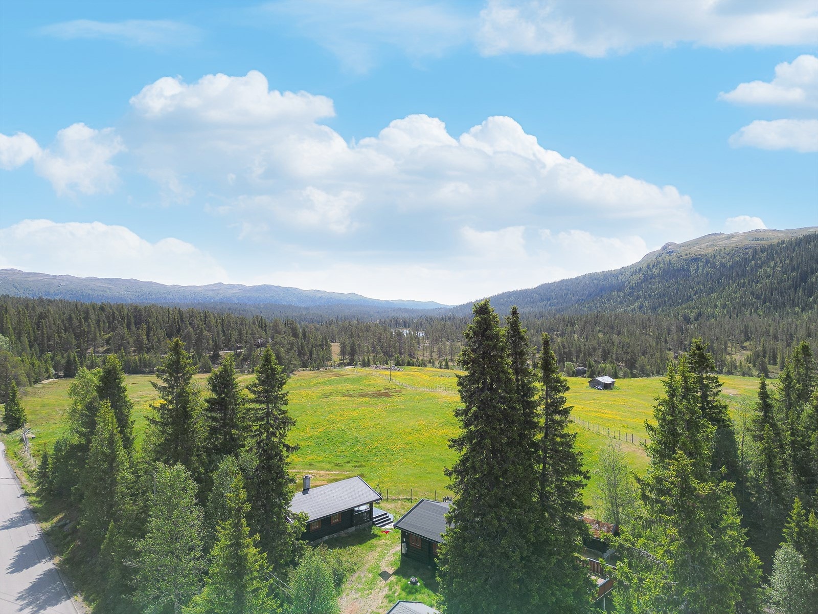 Det er bilvei helt frem med enkel adkomst, og parkering på egen tomt like ved hytte. Galleribilde