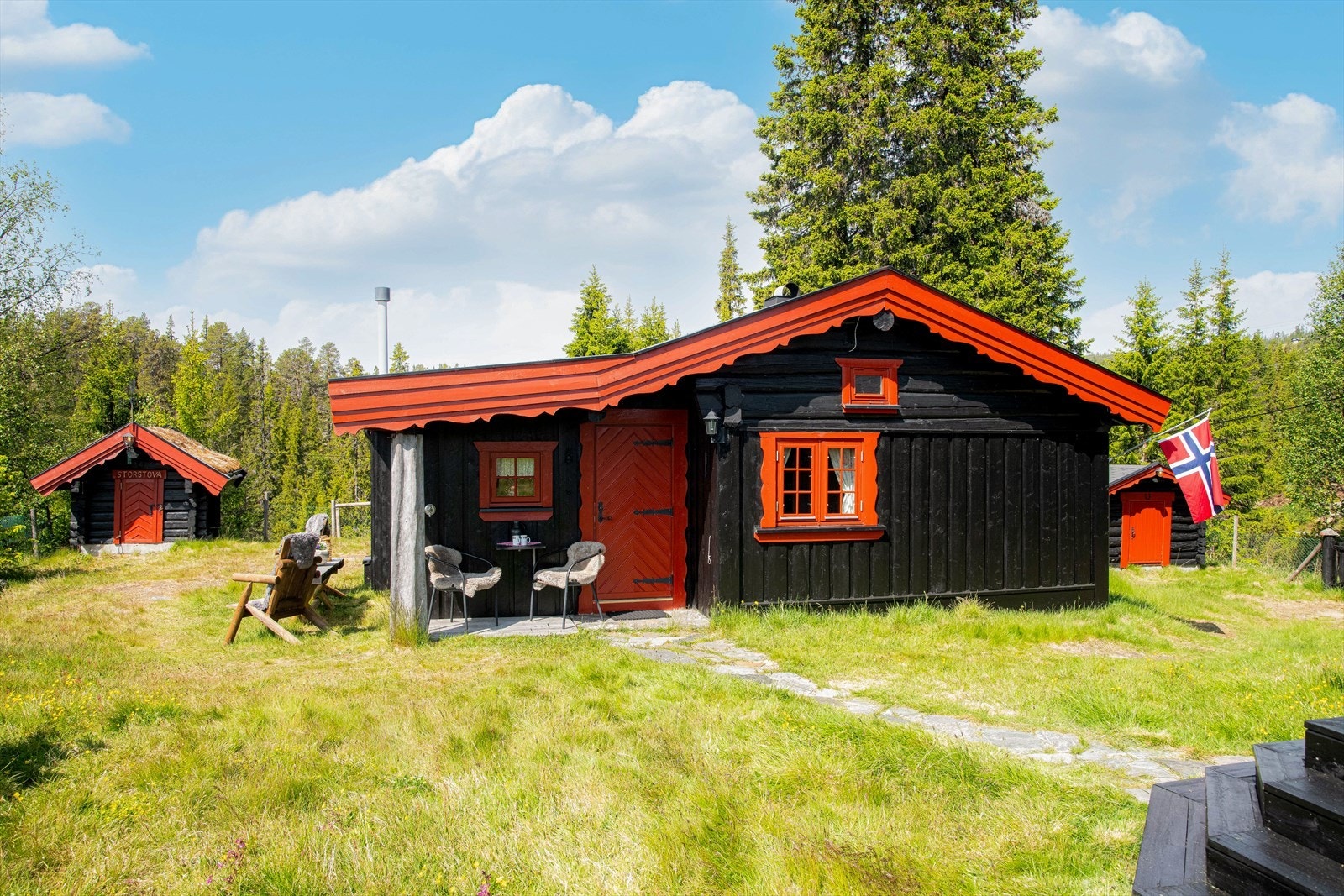 Hytta ligger på et koselig, lite hyttetun hvor det i tillegg til hytta er oppført et anneks, et verksted og en vedbod med utedo på eiendommen. Galleribilde