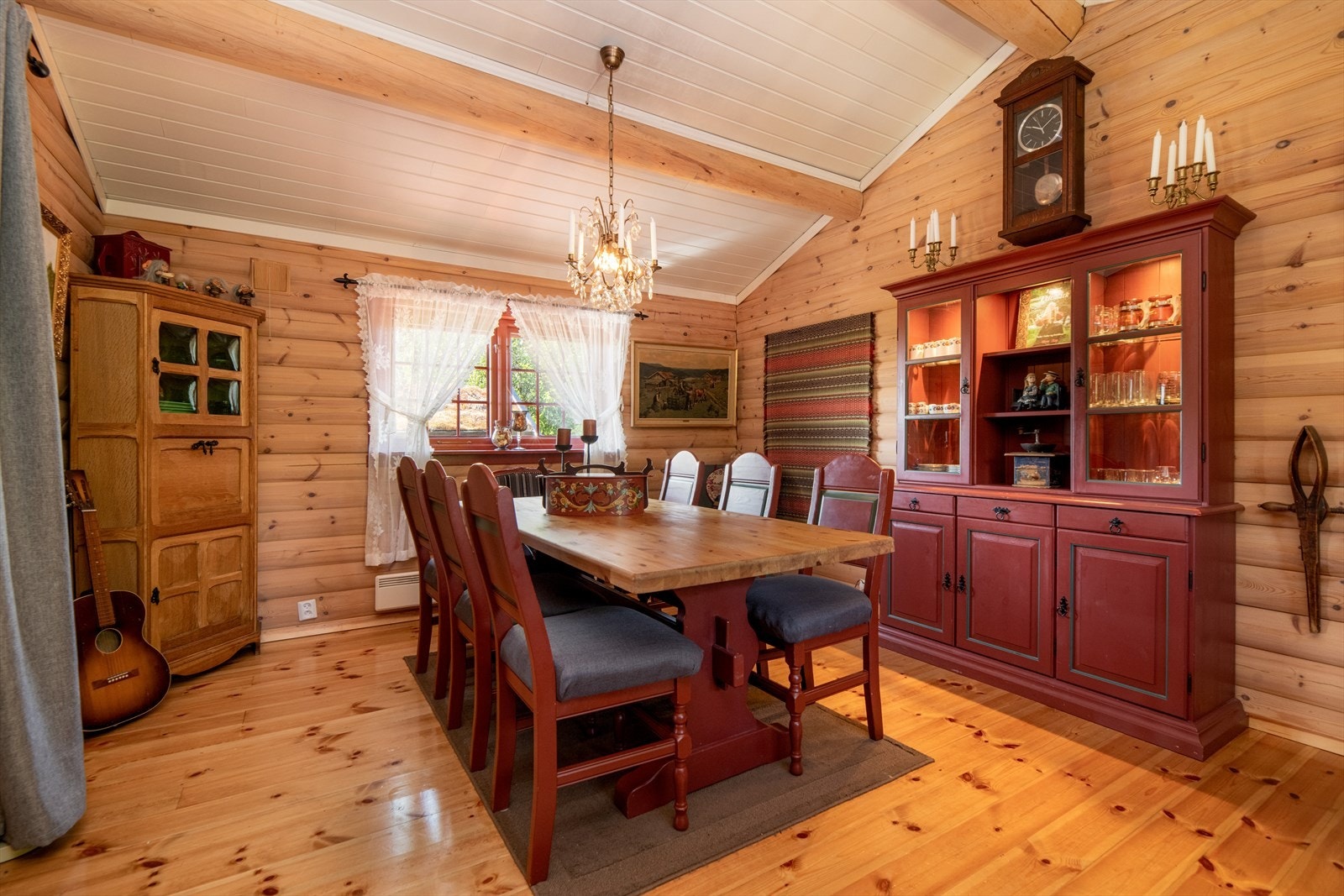 Her er det en avskjermet og romslig spisestuedel som ble tilbygget i 2012. Galleribilde